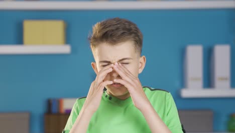 Niño-Con-Sensibilidad-Ocular-Y-Problemas-Oculares.